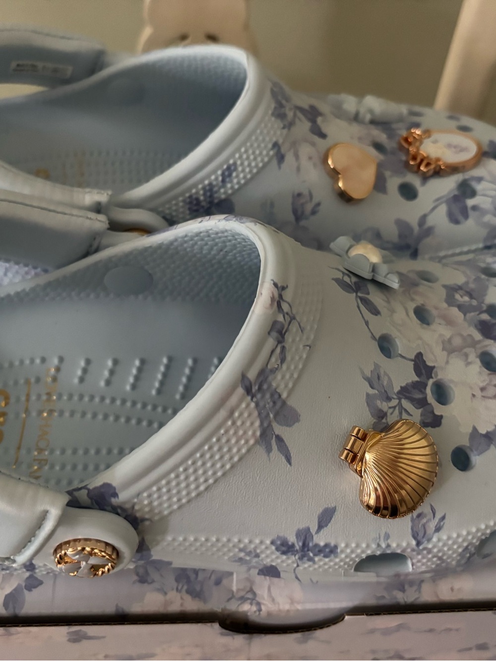 LoveShackFancy blue rose Crocs 8 women’s in box - Picture 8 of 13